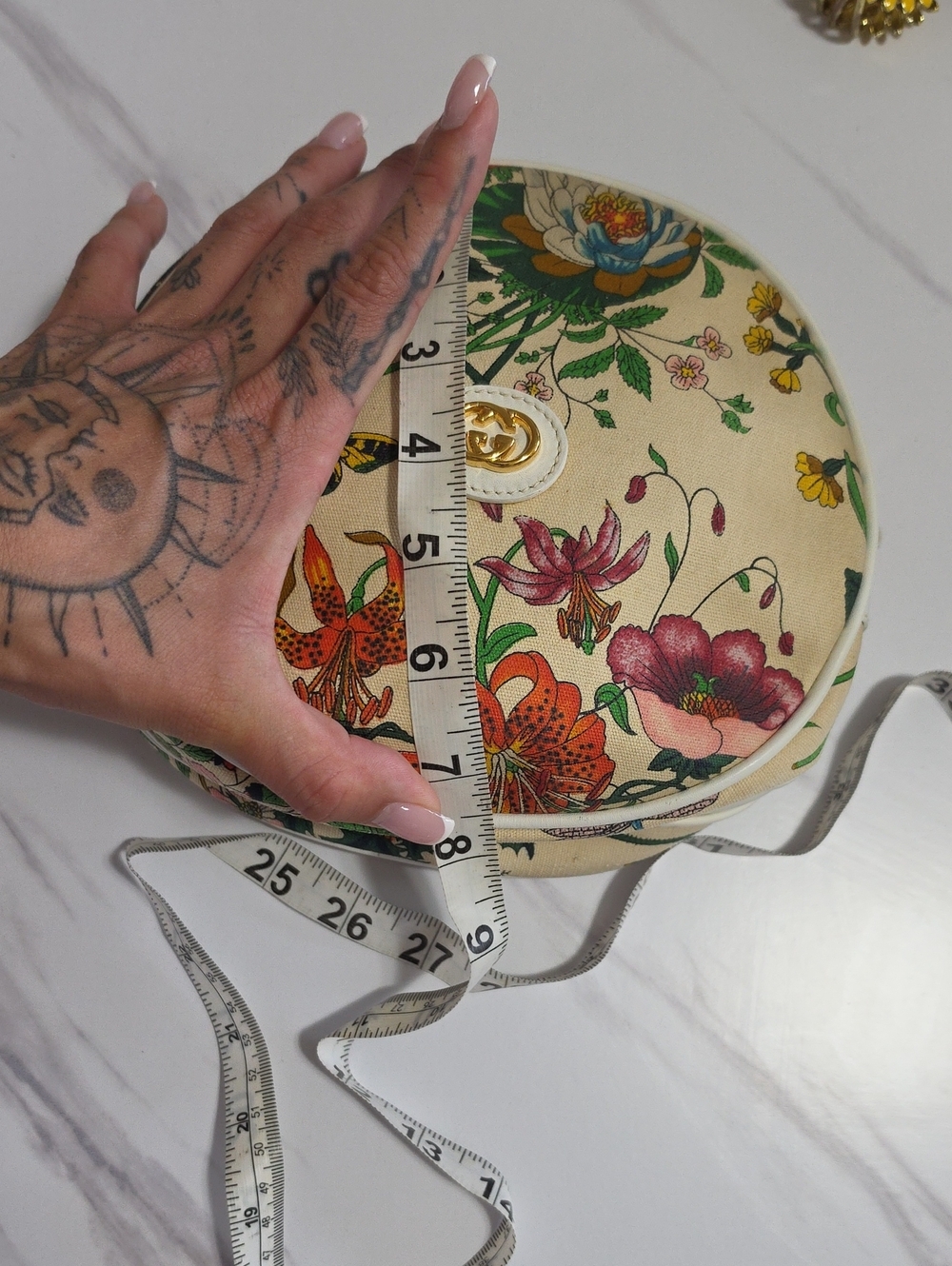 Gucci Floral Round Crossbody Bag in Ivory - Picture 7 of 11